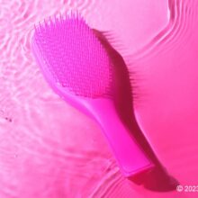 موهای عالی با تخیل شروع می شود این دنیای شماست، با برس کاملا صورتی Barbie™ رویای بزرگ داشته باشید. دو نماد گرد هم آمده اند تا در همکاری رویاهای ما داستان مو بسازند. گره‌گشایی نهایی را کاملاً صورتی تغییر دهید، باربی ™ درون خود را کانالیزه کنید و روال گره‌گشایی خود را ارتقا دهید. The Ultimate Detangler که برای استفاده روی موهای خیس و در حمام طراحی شده است، بدون زحمت از میان موهای شما می لغزد (و به لطف دسته آن، از دستان خیس شما خارج نمی شود). فناوری ثبت اختراع دندان‌های دو طبقه روی موهای آسیب‌پذیر و با طراوت حمام ملایم است، به این معنی که شکستگی کمتری دارد و احساس دویدن انگشتان در میان موهایتان را بیشتر می‌کند. دندان‌های بلند از هم جدا می‌شوند، در حالی که دندان‌های کوتاه‌تر صاف می‌شوند - یک تلاش تیمی در بهترین حالت آن. آیا قفل های خود را با یک درمان حالت دهنده درمان می کنید؟ از Ultimate Detangler استفاده کنید تا محصولات دلخواه خود را به طور یکنواخت در طول موهایتان بکشید.