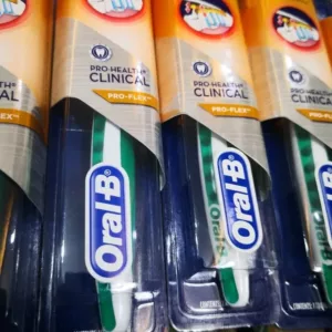 مسواک اورال بی Oral B (در ۴ رنگ مختلف) مناسب دندان حساس