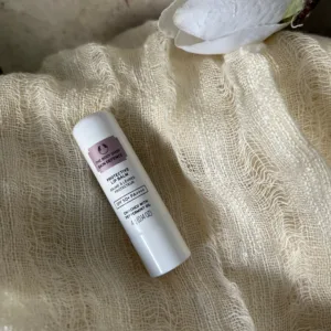 بالم لب استیکی بادی شاپ مغذی و محافظت کننده در هوای نامساعد و SPF50+ PA++++ در برابر UVA/UVB