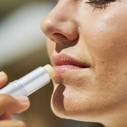 بالم لب ایزدین مرطوب کننده و آبرسان تغذیه کننده با محافظت بالا SPF50