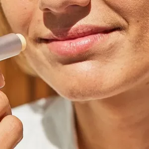 بالم لب ایزدین مرطوب کننده و آبرسان تغذیه کننده با محافظت بالا SPF50