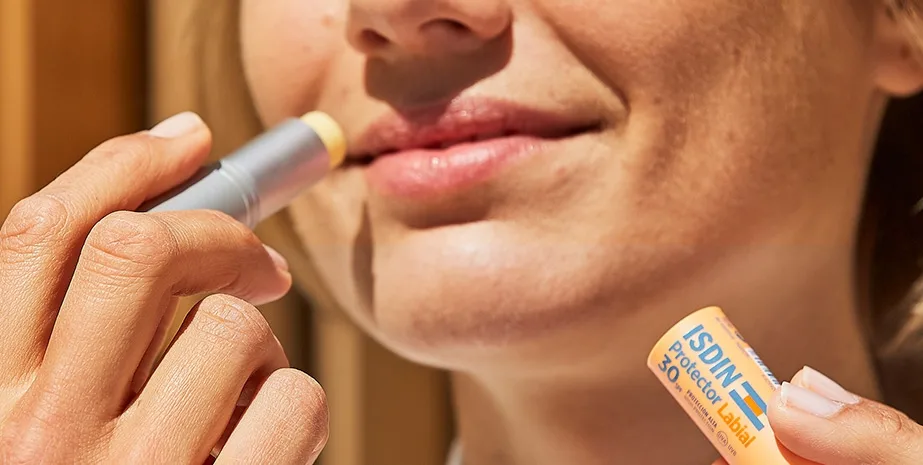 بالم لب ایزدین ویتامین E مرطوب کننده و آبرسان تغذیه کننده با محافظت بالا SPF30