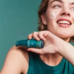 سرم ویتامین سی کدلی روشن کننده و ضد لک قوی مناسب انواع پوست (کد 3479)