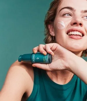 سرم ویتامین سی کدلی روشن کننده و ضد لک قوی مناسب انواع پوست (کد 3479)