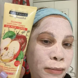 ماسک صورت چهار کاره خاک رسی پاکسازی و اسکراب کننده فریمن حاوی دانه سیب و سرکه سیب (کد7606)