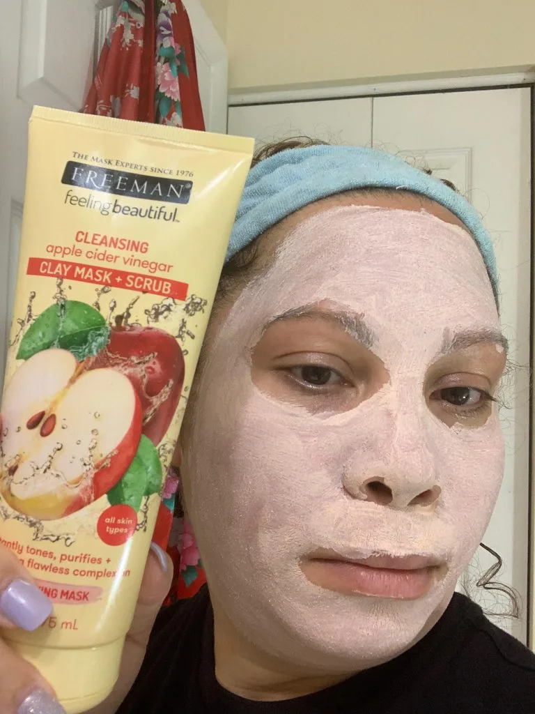 ماسک صورت چهار کاره خاک رسی پاکسازی و اسکراب کننده فریمن حاوی دانه سیب و سرکه سیب (کد7606)