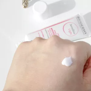 کرم سنسبیو لایت بایودرما مرطوب کننده تسکین دهنده پوست نرمال تا خشک و حساس bioderma sensibio light