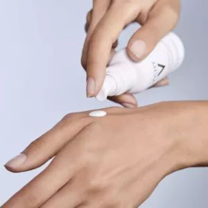کرم ضد آفتاب ضد چروک لک پیری ویشی 40میل مدل پمپی انواع پوست SPF50