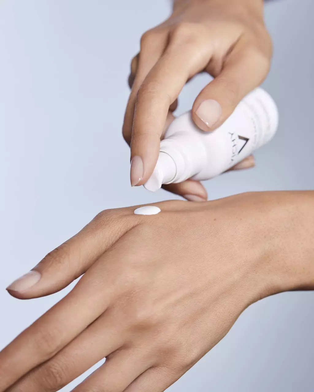 کرم ضد آفتاب ضد چروک لک پیری ویشی 40میل مدل پمپی انواع پوست SPF50